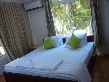 บาตูตา มัลดีฟส์ เซิร์ฟวิว เกสท์เฮาส์ Hotel Thulusdhoo ภายนอก รูปภาพ