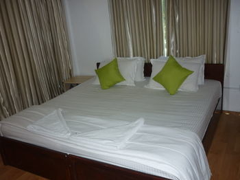 บาตูตา มัลดีฟส์ เซิร์ฟวิว เกสท์เฮาส์ Hotel Thulusdhoo ภายนอก รูปภาพ